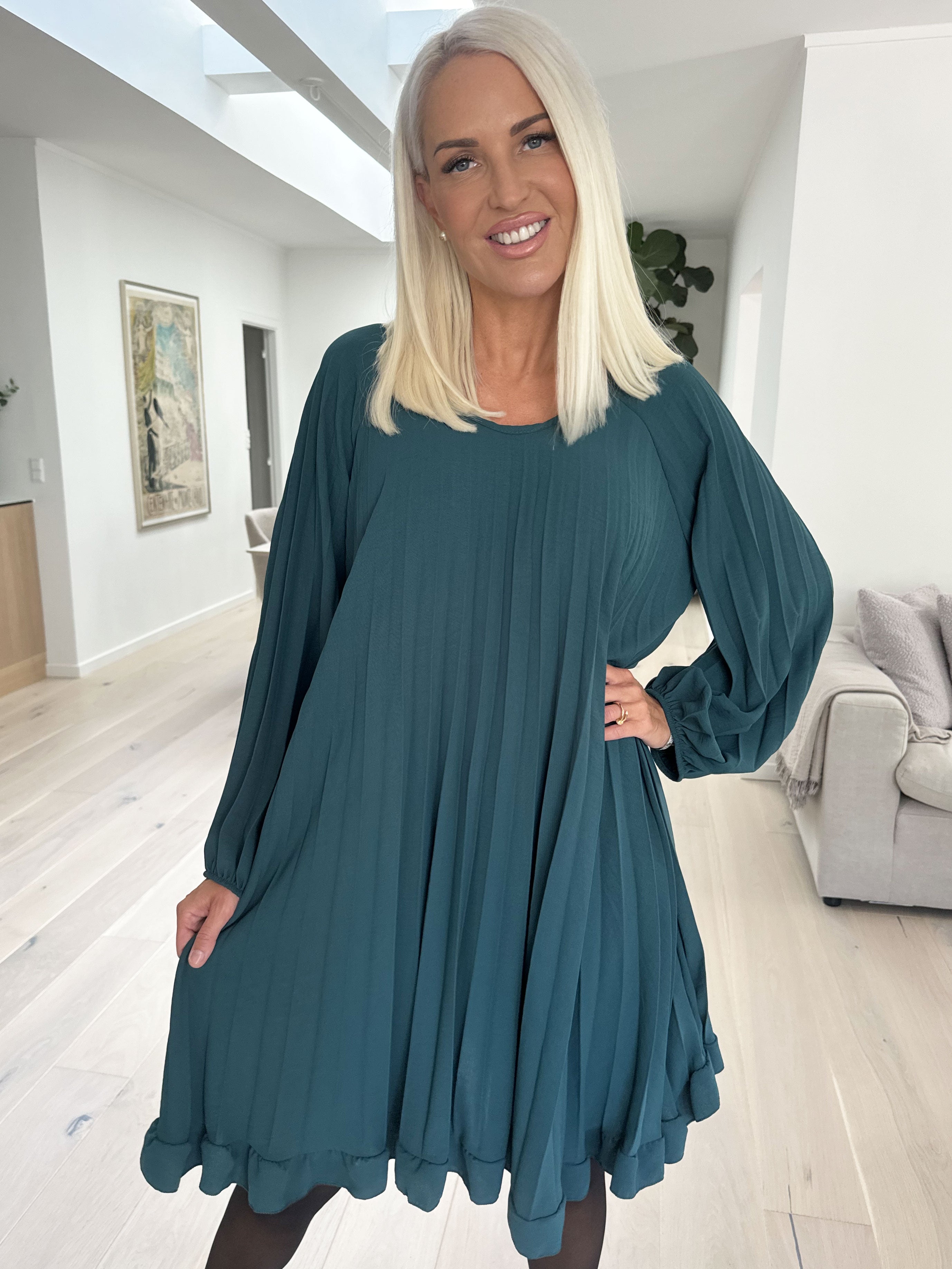 Santorini Dress - Söt långärmad klänning med veck